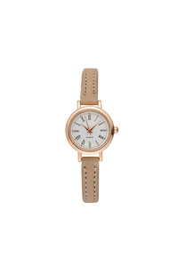 Detalle de la caja de reloj redonda de oro rosa con esfera blanca y correa de cuero marrón