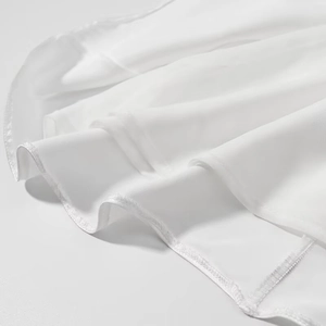 Weißes Satin-Midikleid mit feiner Saumnaht und leichter Stoffstruktur im Detail
