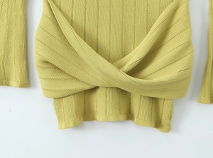 Vue détaillée du haut en maille vert citron avec motifs ajourés et nœud à la taille