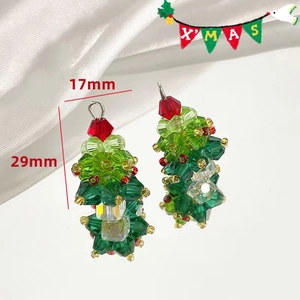 Macro-opname van handgemaakte kristallen kerstboom hanger voor sieraden van 29mm