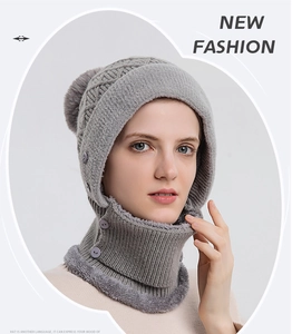 Dettaglio del berretto in maglia grigio con pompon in ecopelliccia e fodera in pile