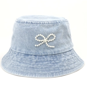 Détail d'un chapeau bob en jean avec un nœud en perles élégant et texture délavée