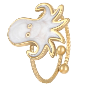 Dettaglio anello regolabile a forma di polpo dorato con inserto in smalto perlato bianco