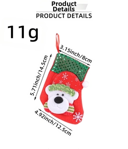 Detaillierte Maße der roten Pailletten-Weihnachtssocke mit 3D-Eisbär-Motiv und Aufhänger