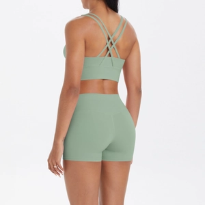 Vue arrière de l'ensemble de yoga vert sauge avec brassière croisée et short taille haute