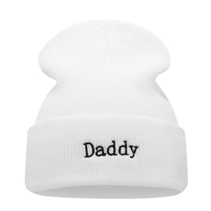 Gros plan de la broderie Daddy sur un bonnet en maille côtelée blanche de qualité