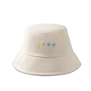Chapeau bob beige à large bord avec broderie de quatre fleurs sur fond blanc uni