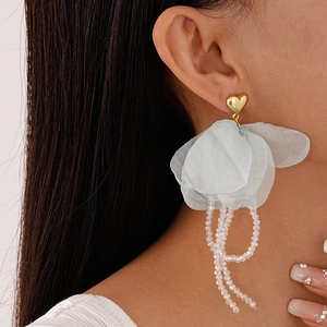 Boucles d'oreilles cœurs en dentelle avec pompons en cristal au design floral cyan