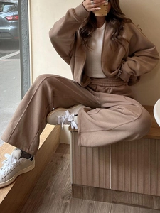 Ensemble de détente chic deux pièces marron avec veste zippée et pantalon large femme