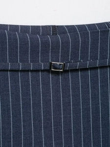 Dettaglio ravvicinato del tessuto a righe blu navy con fibbia in metallo argento