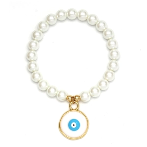 Makroaufnahme von weißem Perlenarmband mit goldenem Evil Eye Anhänger Detail