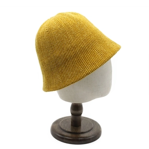 Détail de la texture en tricot d'un chapeau cloche épais en chenille jaune moutarde d'hiver