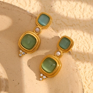 Boucles d'oreilles vintage en or 18K avec pierres œil-de-chat vertes et une perle