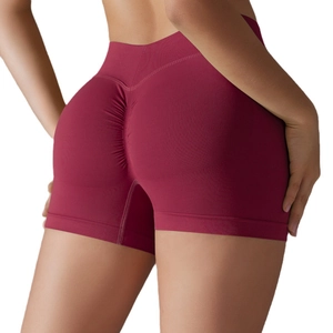 Short de yoga rouge sans couture à taille haute avec effet push-up pour femme