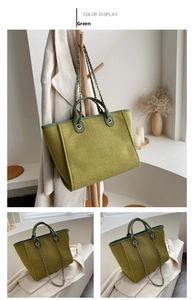 Detalle de un bolso tote tejido verde con ribete de cuero y asa de cadena metálica