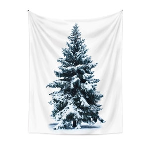 Dettaglio dell'arazzo dell'albero di Natale bohémien con stampa di pino innevato su bianco