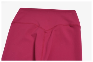 Détail du legging de yoga rose fuchsia à taille haute avec couture en V galbante