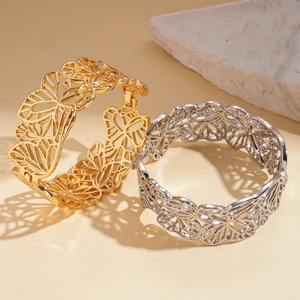 Bracelets joncs ouverts avec motif de fleur et papillon ajouré en finitions or et argent