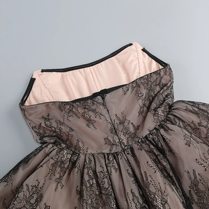 Detail von schwarzer Spitze und rosa Satinfutter mit verdecktem Reißverschluss am Kleid