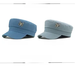 Détails des casquettes de marin en denim avec ornements d'araignées en métal argenté