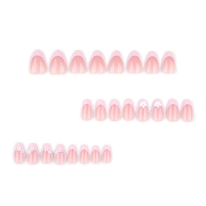 Unghie finte French rosa con fiori 3D bianchi e perle su forma a mandorla set