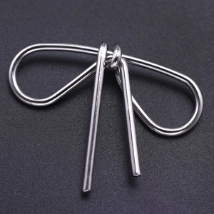 Vue macro détaillée de boucles de puzzle logique en métal imbriquées sur texture noire