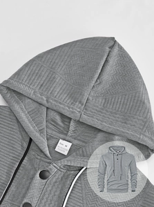 Détail du sweat à capuche gris clair pour hommes en tissu texturé à chevrons de qualité