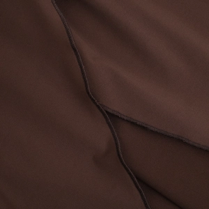 Detaillierte Makroansicht der Nähte und des Seitenschlitzes am dunkelbraunen V-Kleid