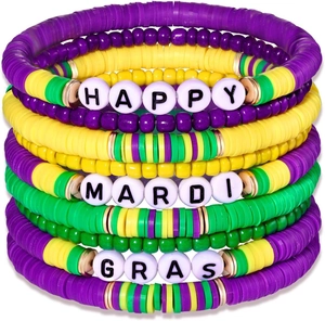 Nahaufnahme gestapelter bunter Tonperlenarmbänder mit Happy Mardi Gras Buchstabenperlen