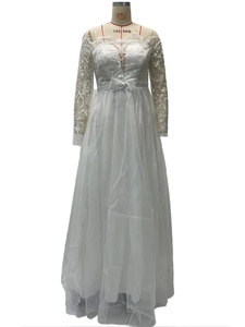 Vue de face d'une robe de mariée à col en V avec manches en dentelle et traîne en tulle