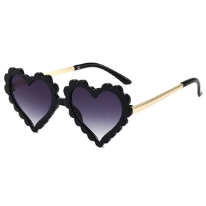 Schicke Herz-Sonnenbrille für Kinder mit schwarzem Wellenrand und goldenen Metallbügeln