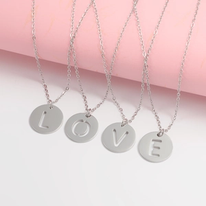 Collier Pendentif Lettre Creuse 304 Acier Inoxydable Disque Rond Charme Initial Bijoux De Mode Pour Hommes Et Femmes
