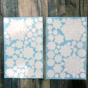 Vue détaillée d'autocollants flocon de neige blancs avec divers motifs sur des feuilles bleues