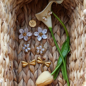 Elegant 18K gold-plated jewelry set with pearl flower earrings and insect pendants