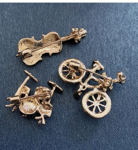 Macro detail of alloy brooch set back view showing secure safety pin and golden casting