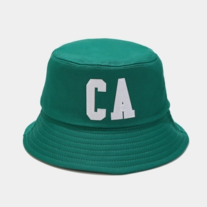 Gros plan sur la broderie blanche CA d'un chapeau bob en coton vert forêt robuste