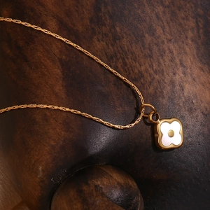 Elegant 18K gold-plated stainless steel necklace with a white shell flower pendant