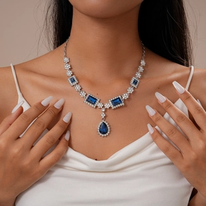 Dettaglio della collana di lusso con pendente zaffiro blu e cristalli lucidi per donna