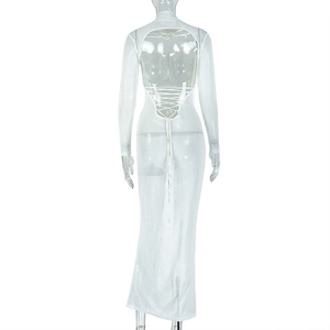 Détail de la robe en mesh blanc avec bretelles croisées et dos nu sexy prononcé