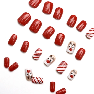 Faux ongles de Noël avec paillettes rouges, rayures et motifs de rennes mignons