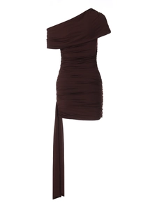 Détail de la robe moulante marron foncé avec ruban élégant sur l'épaule et fronces