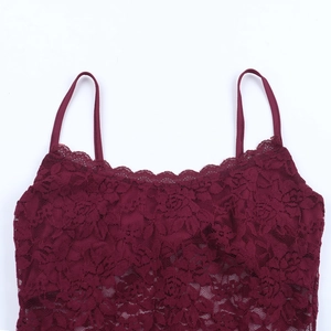 Dettaglio del tessuto in pizzo floreale bordeaux con intricati motivi a intaglio