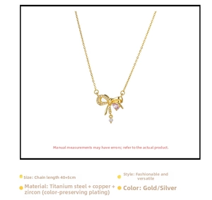 Détail du pendentif nœud en titane doré avec zircon rose et taille de chaîne 40+5cm
