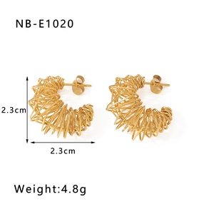 Détail des boucles d'oreilles C en acier plaqué or 18k pesant 4,8g et mesurant 2,3cm