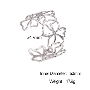 Vue détaillée des dimensions du bracelet jonc ouvert argenté avec fleurs ajourées