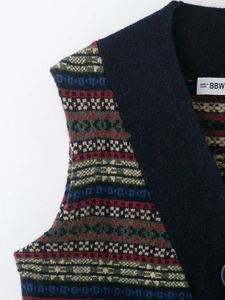 Dettaglio gilet in maglia Fair Isle con motivo geometrico vintage e scollatura a coste