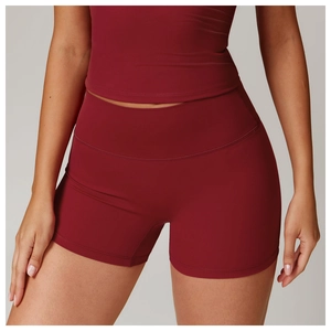 Dettaglio degli shorts da yoga a vita alta bordeaux e top sportivo in tessuto elasticizzato