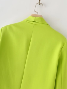 Détail de la couture du col et de la texture du tissu sur le blazer vert fluo