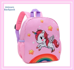 Vista lateral detallada de la mochila rosa infantil con lindo diseño de unicornio y arcoíris