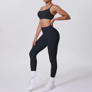 Détail du dos de la brassière de sport noire et du legging de yoga à taille haute